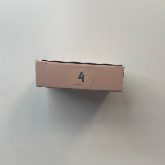 KKW Beauty - Pressed Brightening Powder (4) - Picture 2 of 4